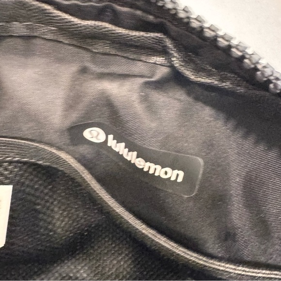 NEW LULULEMON Everywhere Belt Bag Black NWT Black & White Adjustable Strap - Picture 11 of 13